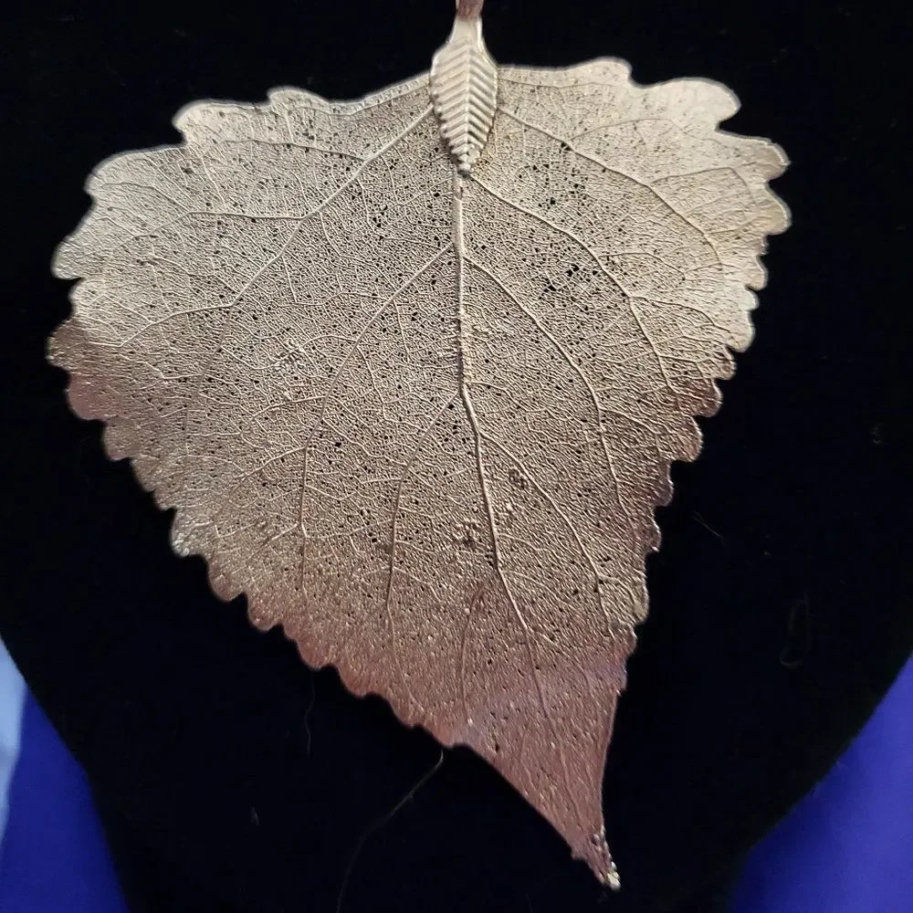Poplar Leaf Pendant with a choker necklace Goldtone